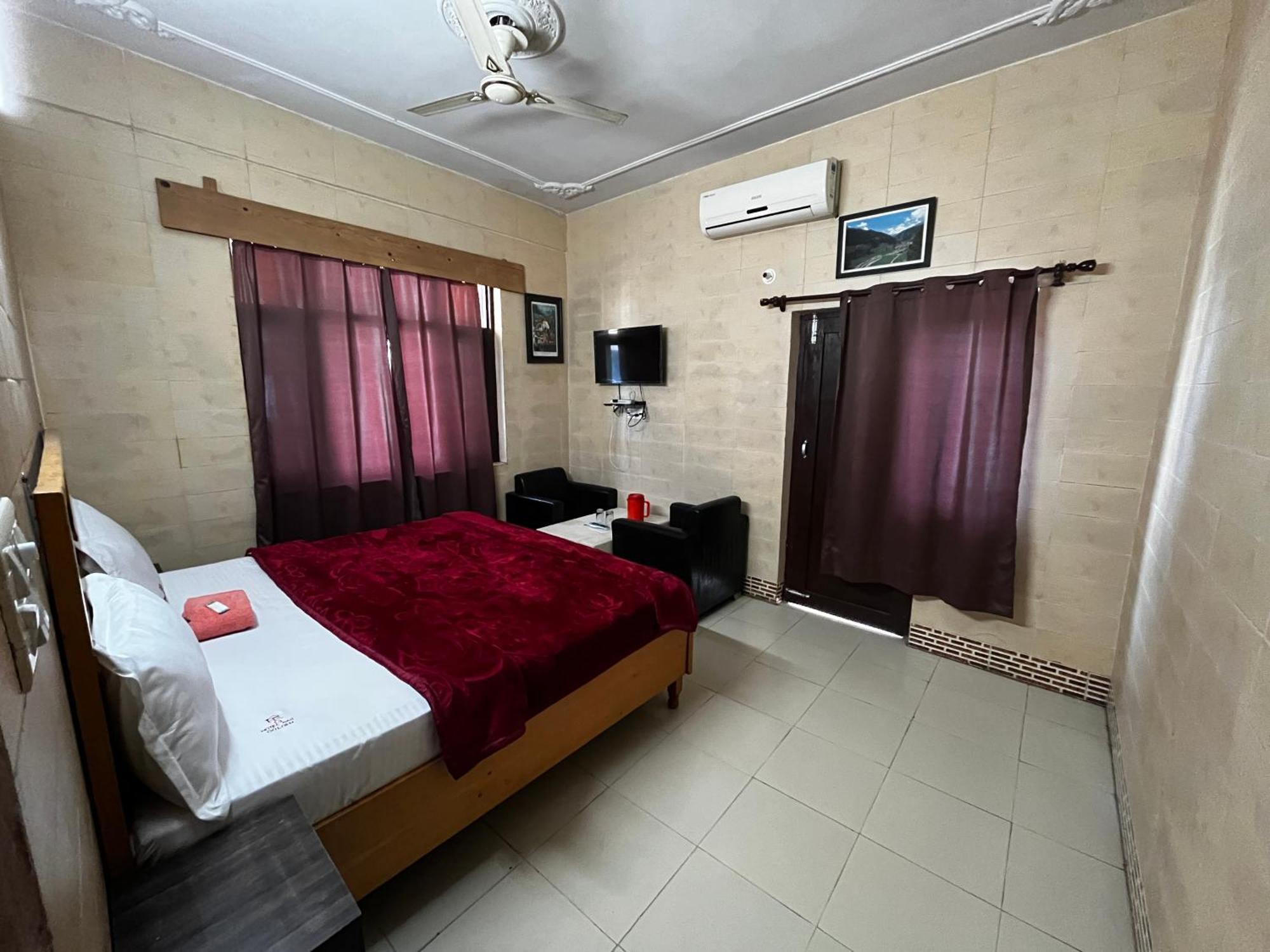 Hotel Raj Golden & Restaurant Pālampur 外观 照片