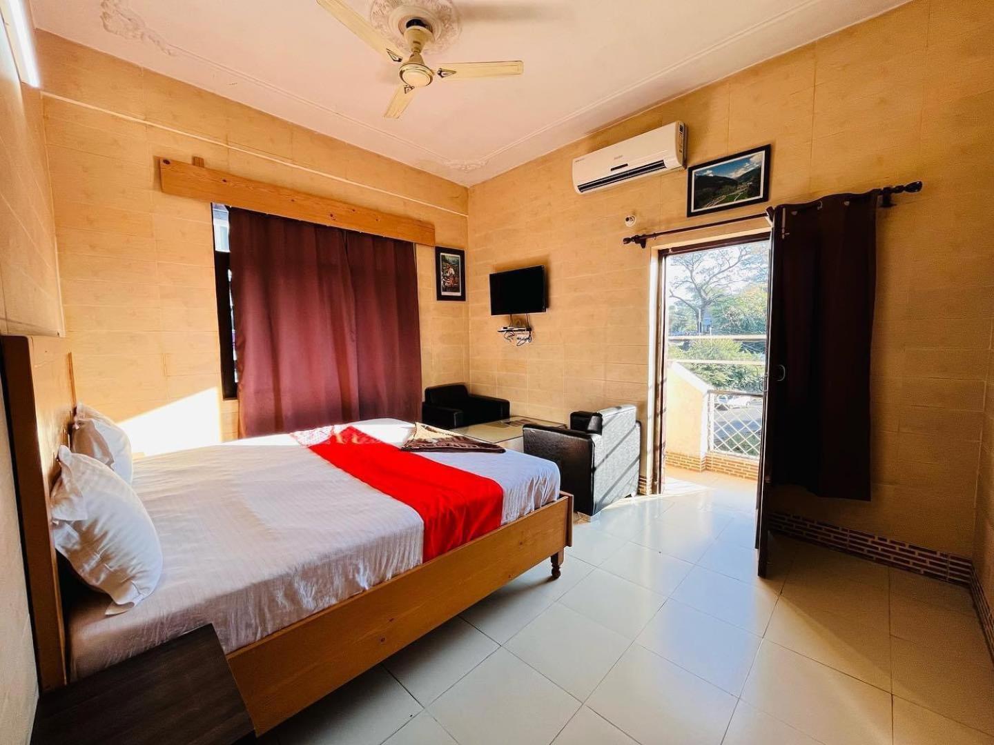 Hotel Raj Golden & Restaurant Pālampur 外观 照片